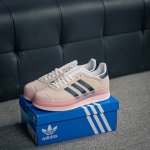 核心私 Adidas Gazelle Bold W 三叶草复古防滑耐磨低帮板鞋 鞋款采用柔软的绒面革和耐用的皮革衬里融合在橡胶外底上 货号：Hq6893 尺码：