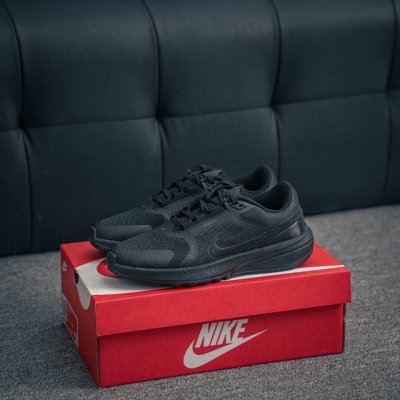 核心私 Nike Star Runner 5鞋子的设计非常现代，流线型的外观不仅美观，还减少了空气阻力，让我在跑步时感觉更加轻盈。鞋面采用了透气材料，即使在炎热
