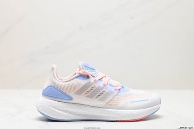 公司级阿迪达斯adidas Pureboost 22爆米花缓震中底跑步鞋。鞋面以织编材质为基底，后及跟脚趾处融全入新设计，通过格网印刷支将撑材料于附鞋面上，既保