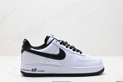 公司级耐克Nike Air Force 1“07空军一号低帮百搭休闲运动板鞋。柔软、弹性十足的缓震性能和出色的中底设计，横跨复古与现代的外型结合，造就出风靡全球