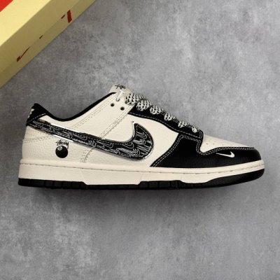 本地 核心私 Nike Sb Dunk Low X Stussy 白黑小钩 低帮休闲运动板鞋 原装头层材料 独家版型蒸餾加工 帶來的是更好的视觉和脚感体验 大厂