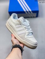 Adidas 阿迪达斯 ，男女鞋真标半码制，升级原楦原纸版数据开发版型，采用头层皮组合猪巴革饰片鞋面材质，全新独立开发Rb耐磨橡胶外底组合外露轻量Eva中底缓震