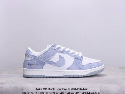 耐克 Nike Sb Dunk Low Pro 复古低帮休闲运动滑板板鞋。采用脚感柔软舒适zoomair气垫，有效吸收滑板等极限运动在落地时带来的冲击力，为街头