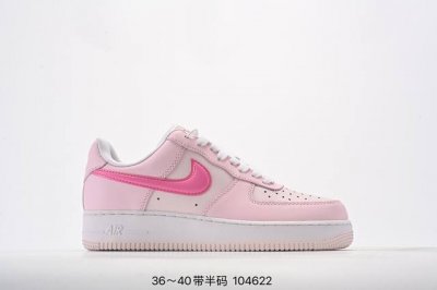 真标耐克nike Air Force 7 空军一号低帮百搭休闲运动板鞋。柔软、弹性十足的缓震性能和出色的中底设计，横跨复古与现代的外型结合，造就出风靡全球三十多