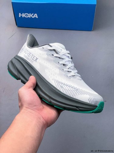 hoka One One 克利夫顿9 轻量级缓震跑步鞋！鞋款延续克利夫顿的最佳品质，继续呈现极致柔软和超凡轻盈的完美组合。 全新的鞋面加大透气网孔，提升后跟部位
