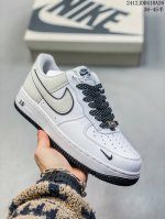 公司级带半码 耐克nike Air Force 7空军一号低帮百搭休闲运动板鞋。柔软、弹性十足的缓震性能和出色的中底设计，横跨复古与现代的外型结合，造就出风靡全