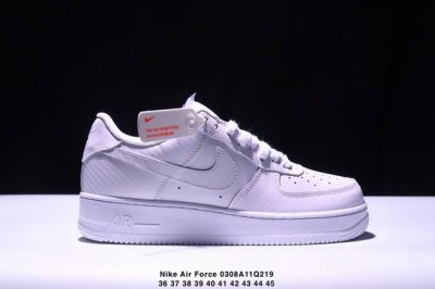 140 耐克Nike Air Force 1 Low 空军一号低帮百搭休闲运动板鞋。柔软、弹性十足的缓震性能和出色的中底设计，横跨复古与现代的外型结合，造就出风
