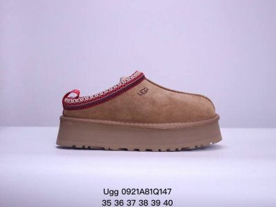 Ugg 厚底秋冬羊皮毛一体雪地靴 皮料生产 羊绒鞋垫 冬季保暖外出 家居都是很适合的选择 进年uug推出款式系列 局部偏向年轻消费者喜好 也走到时尚潮流穿搭的前