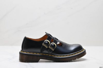 公司级Dr.Martens马丁 Core polley T 头层牛皮 T字带 休闲皮鞋 鞋面采用光滑的轮廓 同时保留了传统轮廓 它有一个银色的搭扣 并以马丁博士