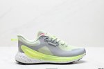 公司级Lululemon Blissfeel Run 白色露露乐檬 提升贴合和触感。立体针织弹力鞋面轻量透气，中底采用Lululemon特别研发的加厚泡棉材料，