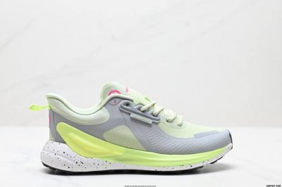 公司级Lululemon Blissfeel Run 白色露露乐檬 提升贴合和触感。立体针织弹力鞋面轻量透气，中底采用Lululemon特别研发的加厚泡棉材料，
