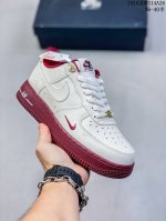 公司级带半码耐克Nike AIR FORCE 7 空军一号低帮百搭休闲运动板鞋。柔软、弹性十足的缓震性能和出色的中底设计，横跨复古与现代的外型结合，造就出风靡全