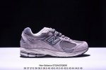公司级new Balance 2002R 复古单品 热门复古鞋型new Balance 2002R，近日又曝出一款全新配色并释出官图。整双鞋采用棕色和米色主打，