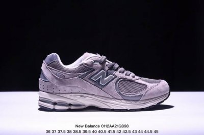 公司级new Balance 2002R 复古单品 热门复古鞋型new Balance 2002R，近日又曝出一款全新配色并释出官图。整双鞋采用棕色和米色主打，