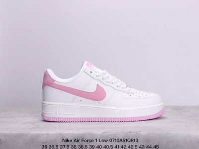 公司级耐克nike Air Force 1 Low 空军一号低帮百搭休闲运动板鞋。柔软、弹性十足的缓震性能和出色的中底设计，横跨复古与现代的外型结合，造就出风靡