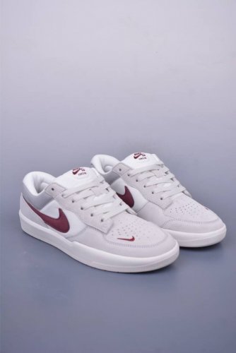 耐克Nike Sb Force 58 硫化杯底 传统篮球风格 原楦版型 Nike Sb Force 58 男 女滑板鞋采用包边设计 经久耐穿 硫化结构则有效提升