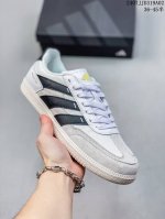 真标阿迪达斯adidas Predator Freestyle 复古单品 展示了高质量的工艺 带有装饰的超锁缝制和无缝的手感 柔软、柔软的皮革造型和标志性的3条