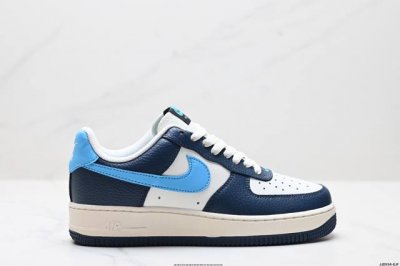 220 真标耐克Nike Air Force 1’07 Lx空军一号低帮百搭休闲运动板鞋。柔软、弹性十足的缓震性能和出色的中底设计，横跨复古与现代的外型结合，造