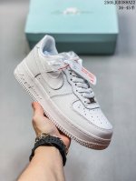 公司带半码 耐克Nike Air Force 1 07 空军一号低帮百搭休闲运动板鞋 柔软 弹性十足的缓震性能和出色的中底设计 横跨复古与现代的外结合 造就出风