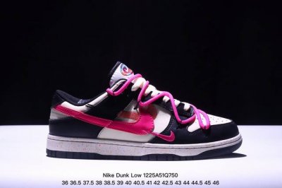 公司级！Futura X Nike Dunk Low Sb联名 解构绑带滑板鞋 这双鞋带系统延续了今年的代表性风格，搭配亮粉色鞋带，保持了 Dunk Sb Lo