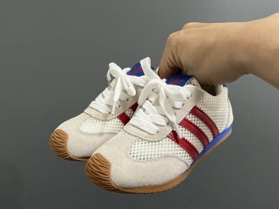 a家新款三条纹网面儿童休闲鞋 Size：26-37码 百搭又不失时尚的三条纹 透气性网面，舒适不闷脚 橡胶耐磨防滑大底，脚感超赞
