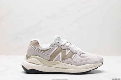真标new Balance Nb5740系列 凭借多种严选的优质素材重塑出让人耳目一新又充满层次感的革新中低结构。为呼应90年代的巨大化潮流，鞋侧也点题采用了相