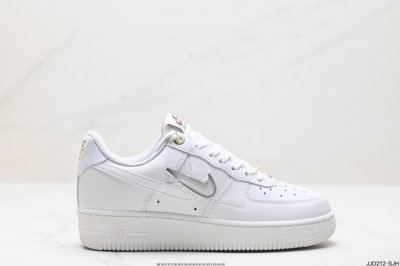 公司级耐克nike Air Force 7 空军一号低帮百搭休闲运动板鞋。柔软、弹性十足的缓震性能和出色的中底设计，横跨复古与现代的外型结合，造就出风靡全球三十
