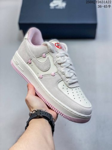 公司级耐克Nike Air Force 1“07Lx空军一号低帮百搭休闲运动板鞋。柔软、弹性十足的缓震性能和出色的中底设计，横跨复古与现代的外型结合，造就出风靡