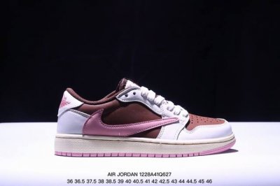 乔丹一代 Air Jordan 1 乔1 低帮aj1倒勾系列 运动鞋复古休闲篮球鞋 提高了与足部的贴合度，给人不一样的穿着体验。鞋底的平稳支撑，让你在运动中随意