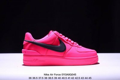 Nike Air Force 1 ’07 Low 空军飞勾一号低帮百搭休闲运动板鞋。柔软、弹性十足的缓震性能和出色的中底设计，横跨复古与现代的外型结合，造就出风