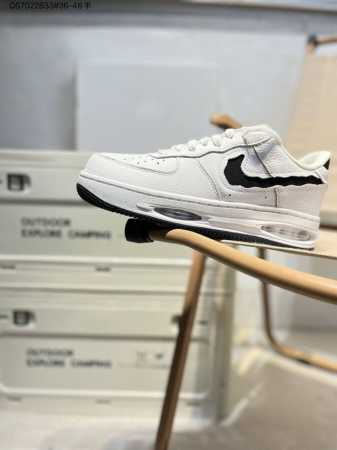 耐克 Nike Air Force 1 '07空军一号 百搭休闲运动板鞋。柔软、弹性十足的缓震性能和出色的中底设计，横跨复古与现代的外型结合，造就出风靡全球三十 - 点击图像关闭