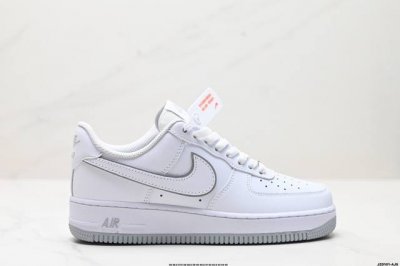 真标耐克nike Air Force 7 空军一号低帮百搭休闲运动板鞋。柔软、弹性十足的缓震性能和出色的中底设计，横跨复古与现代的外型结合，造就出风靡全球三十多