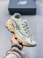 新百伦New Balance 0 系列低帮复古老爹风休闲运动跑步鞋 New Balance 在不同配色上其鞋面材质呈现不同感觉，无论是运动风抑或是高级质感，都让