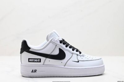 真标耐克Nike Air Force 1“07空军一号低帮百搭休闲运动板鞋。柔软、弹性十足的缓震性能和出色的中底设计，横跨复古与现代的外型结合，造就出风靡全球三