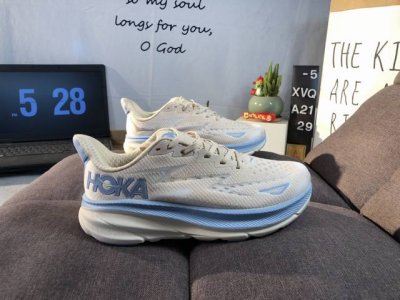 公司级小红书推荐Hoka M Clifton 9 全新配色 这个品牌来自于新西兰的毛利语，Hoka表示大地，One One表示飞越，连起来就是飞越地平线，One