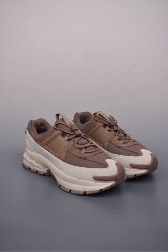 260 耐克Nike Zoom Vomero Roam 5 Roam 复古跑五代休闲运动慢跑鞋 简洁设计 功能性强 防水防撕裂鞋面 鞋带也改成了束绳设计 上脚