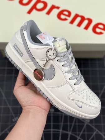 公司级 Nike Sb Dunk Low“Supreme联名 米灰帆布” 周年高端定制 低帮休闲板鞋 定制鞋盒 大厂纯原品质出货 超高清洁度 皮料切割干净无任何 - 点击图像关闭