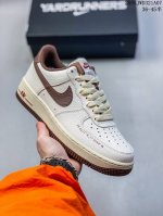 公司级耐克Nike Air Force 1“07 Lv8空军一号低帮百搭休闲运动板鞋。柔软、弹性十足的缓震性能和出色的中底设计，横跨复古与现代的外结合，造就出风