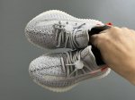 专G版椰子350V2真爆鞋带扣儿童一脚蹬运动鞋 Size：24-35码 专柜版来咯 真爆米花系列脚感超级棒 软弹效果一绝 针织鞋面，透气舒适好打理 鞋带扣设计，