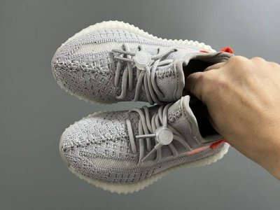 专G版椰子350V2真爆鞋带扣儿童一脚蹬运动鞋 Size：24-35码 专柜版来咯 真爆米花系列脚感超级棒 软弹效果一绝 针织鞋面，透气舒适好打理 鞋带扣设计，