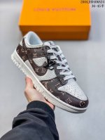 斯图西Stussy-米白天蓝勾 海外官方同步发售，斯图西Stussy X Nike Dunk Low 耐克板鞋。Stussy是源于美国的潮流品牌，音译为斯图西，