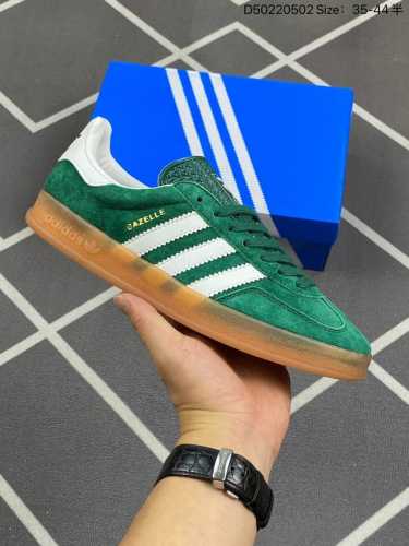 160 阿迪达斯 Adidas Originals Gazelle Indoor 复古三叶草防滑透明橡胶板鞋经典运动鞋。这款经典鞋,忠于原版设计,缀撞色三条纹和
