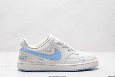 真标nike Court Vision Lo联名 低帮百搭 透气休闲运动板鞋 兼顾舒适脚感和出众风范 演绎匠心之作 结构性的支撑贴合感结合复古篮球设计 货号:F