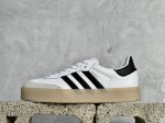 ls版 Adidas Samba Vegan 百搭单品这款运动鞋 再现samba系列经典足球鞋线条，融合时尚厚底设计皮革鞋面搭配加厚生橡胶外底。皮革鞋面，搭配皮