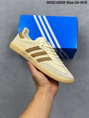 阿迪达斯 Adidas Originals Gazelle Indoor 复古三叶草防滑透明橡胶板鞋经典运动鞋 德训鞋 这款经典鞋,忠于原版设计,缀撞色三条纹和