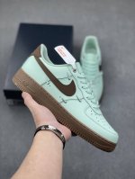 Nike Air Force 1 '07 Low 空军一号含气垫 低帮百搭厚底增高休闲运动板鞋。柔软、弹性十足的缓震性能和出色的中底设计，横跨复古与现代的外型结