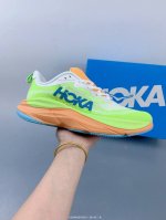 hoka M Bondi 8全新配色 这个品牌来自于新西兰的毛利语，Hoka表示大地，One One表示飞越，连起来就是飞越地平线，One One不是读作“万万