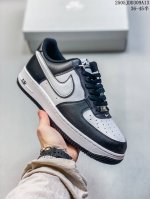 公司级带半码耐克Nike Air Force 7 Lv8空军一号低帮百搭休闲运动板鞋。柔软、弹性十足的缓震性能和出色的中底设计，横跨复古与现代的外结合，造就出风
