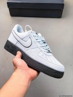 原楦数据纸版，采用硬质优质皮革鞋面材质，内置全掌Air Sole气垫。耐克 Nike Air Force 1 Low 空军一号低帮百搭休闲运动板鞋 050648