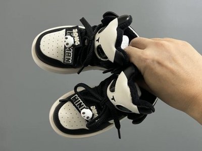 加绒乔一新款亮灯熊猫儿童中帮魔术贴运动鞋 SIZE：26-37码 爱惨了加绒系列 乔一款式设计，百搭又时髦 鞋舌可亮灯，真的超好看 魔术贴设计，穿脱超级方便 独